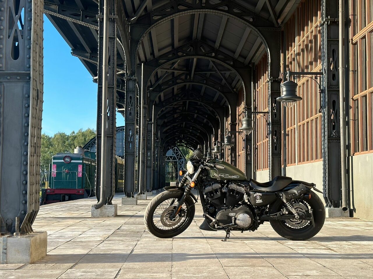 Harley Sportster 1200 в индустриальной арке